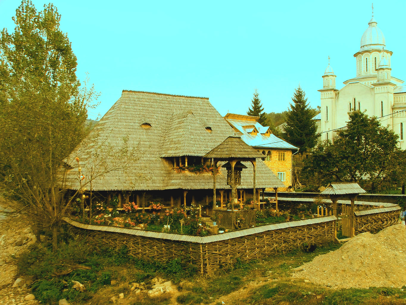 Botiza, Maramureş: pensiunea Casa Berbecaru şi biserica nouă (România – o fotografie şi o poveste / 46)